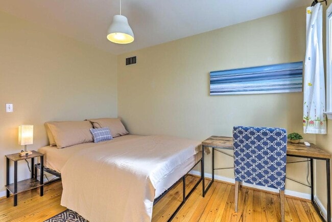 Building Photo - 1034 Clifton Hills Ave