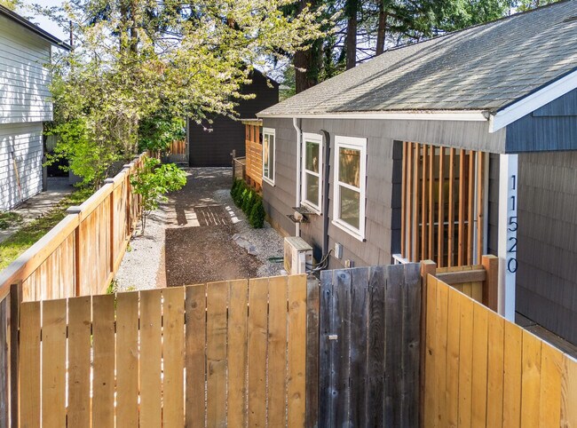 Building Photo - 11520 Roosevelt Way NE