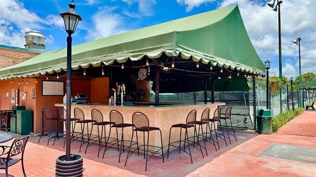 Building Photo - 670 Tennis Club Dr