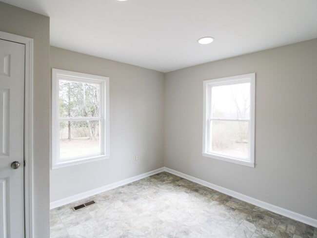 Building Photo - Rental with Country Setting!