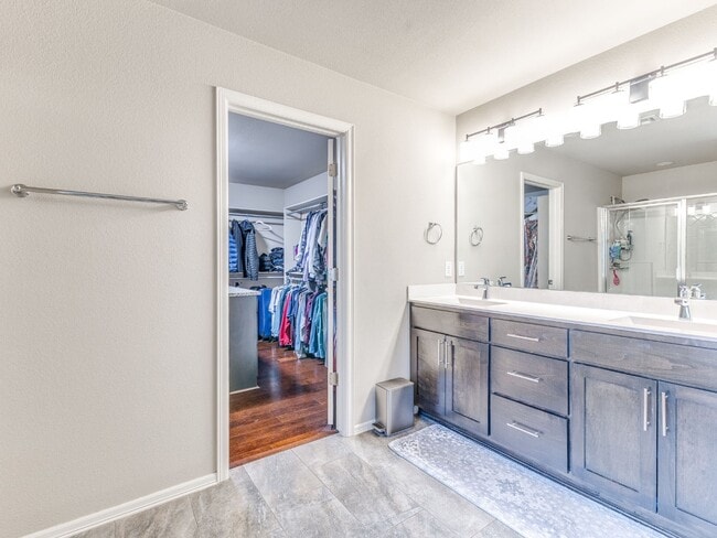 Building Photo - 2606 W Baton Rouge Pl