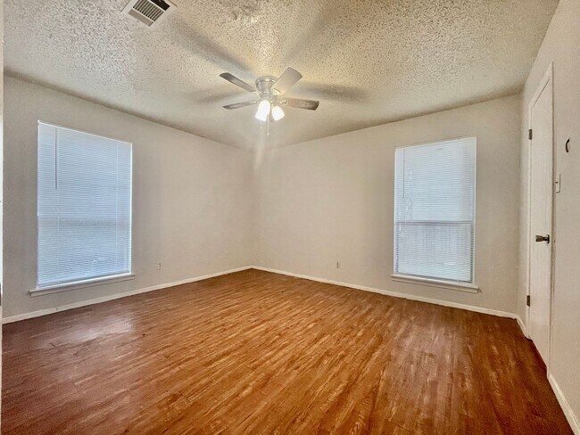 Building Photo - Spacious 2 Bedroom Apartment - Parking - N...