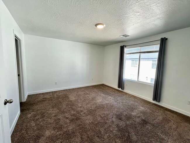 Building Photo - Comfortable and Spacious 4-Bedroom Townhome in Cedar City!