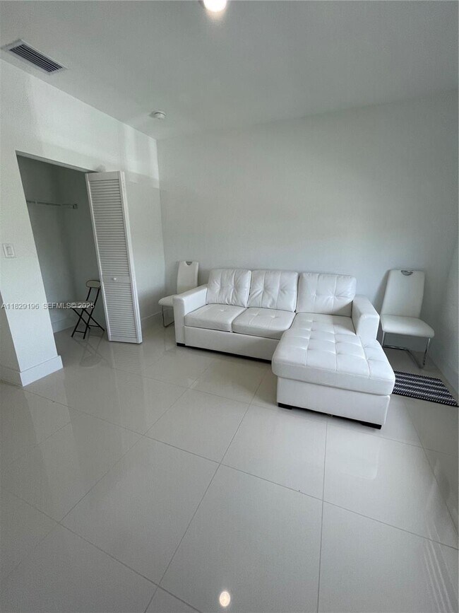 Building Photo - 254 NW 11th Ct