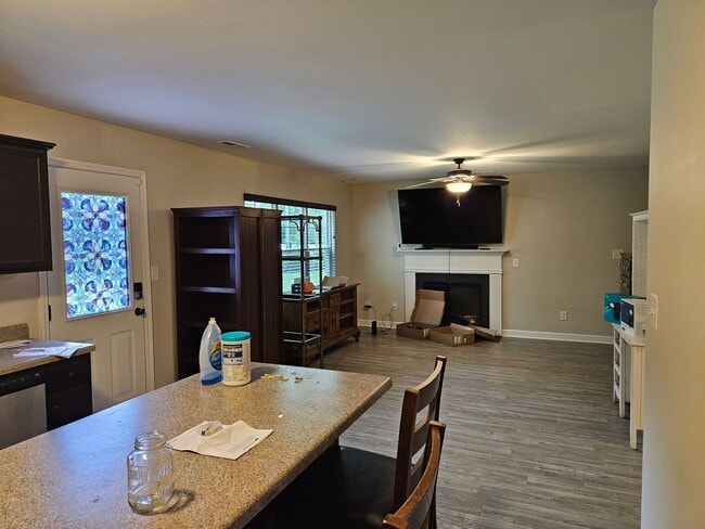 Building Photo - Charming 3-bedroom, 2-bathroom unfurnished...