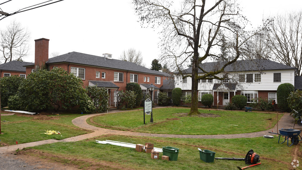 Primary Photo - Broadmoor Manor