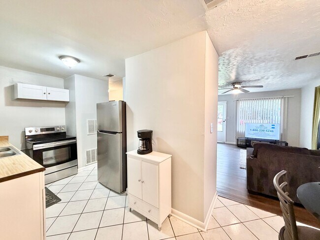 Building Photo - Home near downtown Savannah, Ga!! large fenced in backyard!!