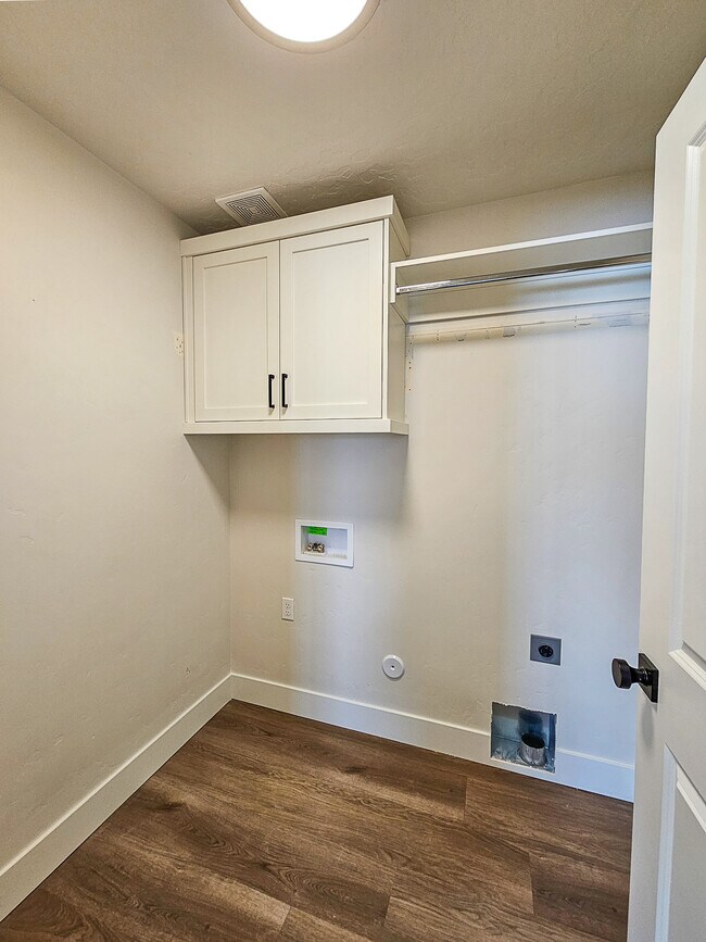 Building Photo - 203 Elm St