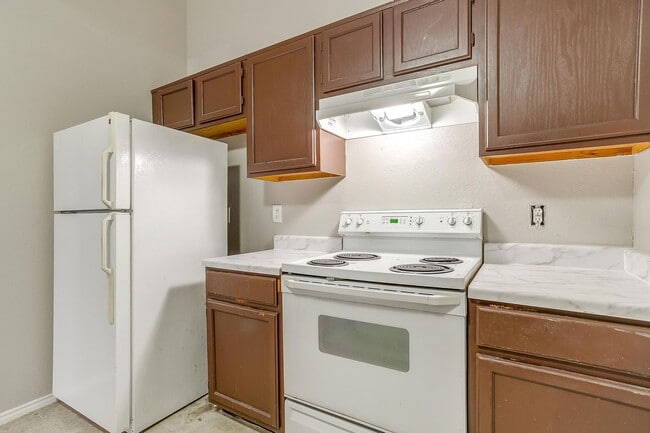 Building Photo - One Side of Very Nice Duplex S Arlington- ...