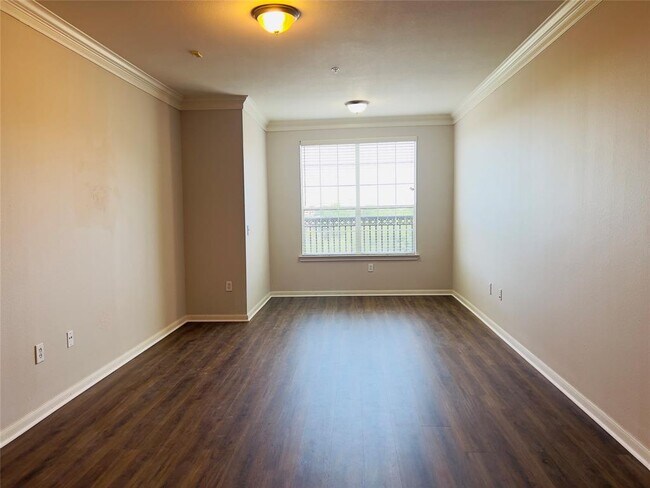 Building Photo - 7575 Kirby Dr