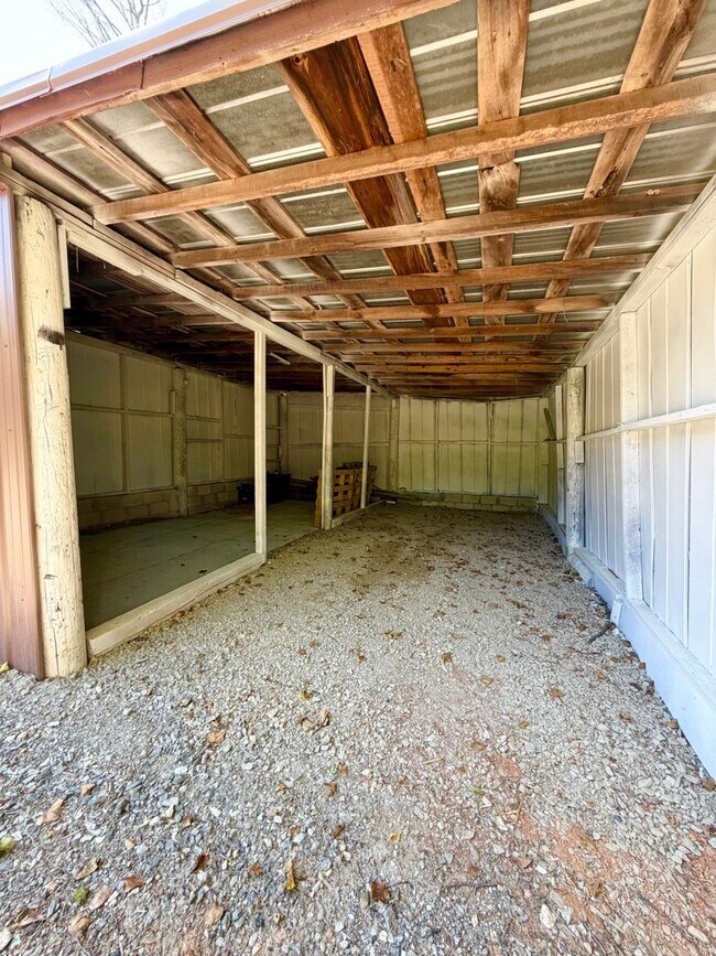 Building Photo - Adorable 2 bedroom farmhouse 10 minutes to Downtown Asheville