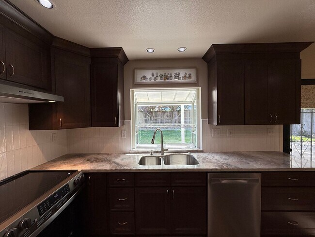 Building Photo - Nicely updated 4-bedroom in Oakdale!