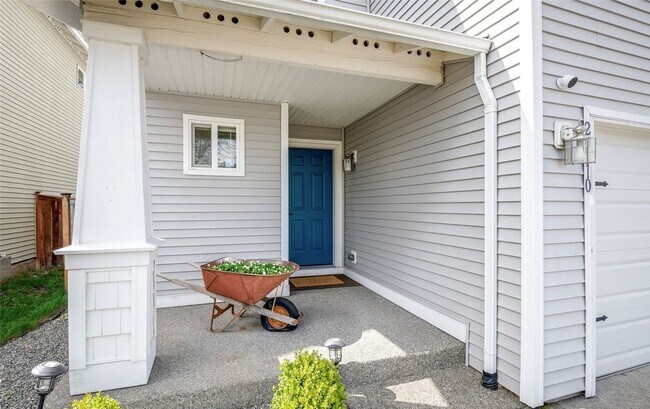 Building Photo - Large 3 bedroom pet friendly home at a gre...