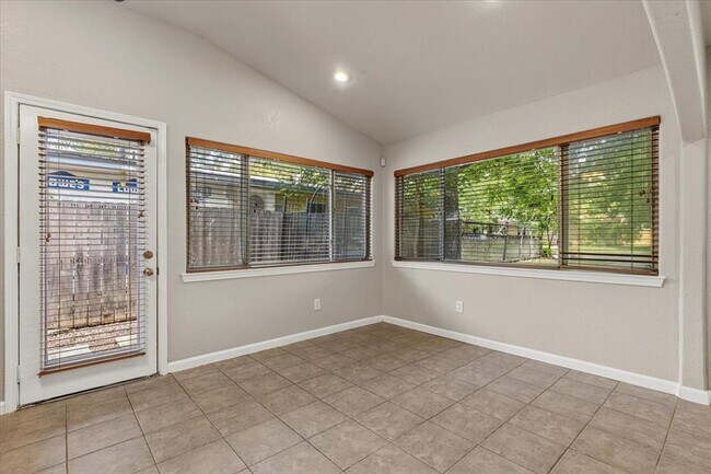 Building Photo - 7604 Robalo Rd