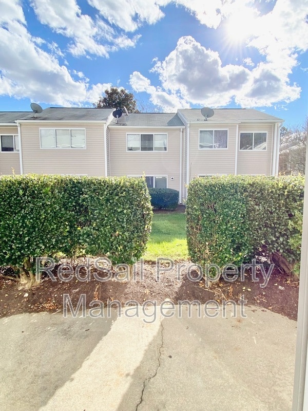 Building Photo - 3823 Staffordshire Ln