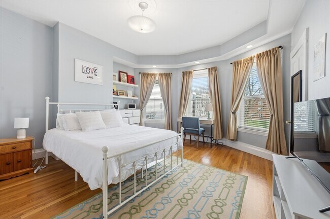 Building Photo - 627 E 6th St