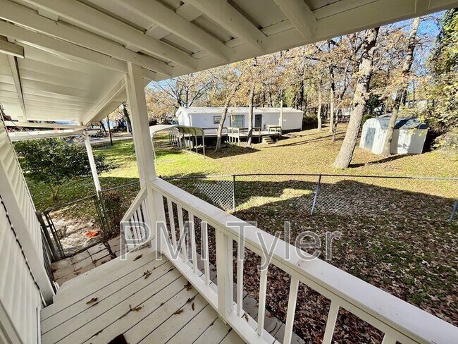 Building Photo - 223 Sunray St