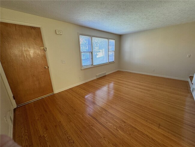 Building Photo - 16 Summit St