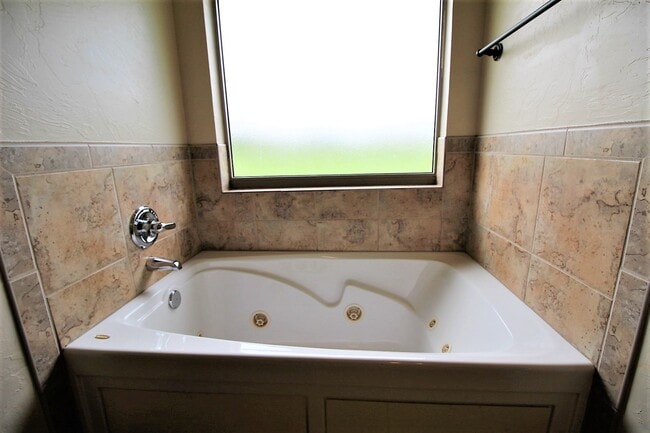 Building Photo - Gorgeous 4 Bed 2 Bath in Gated Community