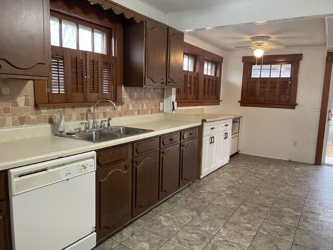 Building Photo - Charming 3 Bedroom Home with Hardwood Floo...