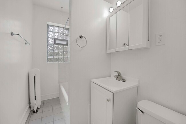 Building Photo - 1235 W Greenleaf Ave
