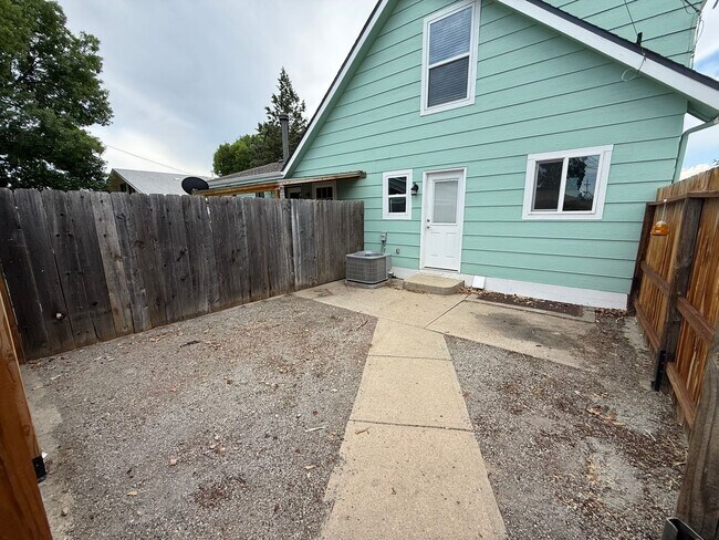 Building Photo - 1402/1404T