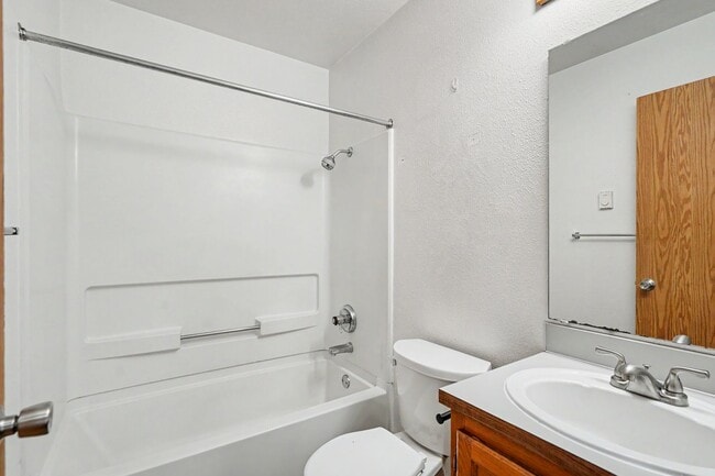 Building Photo - 5260-5262 Springcrest Drive