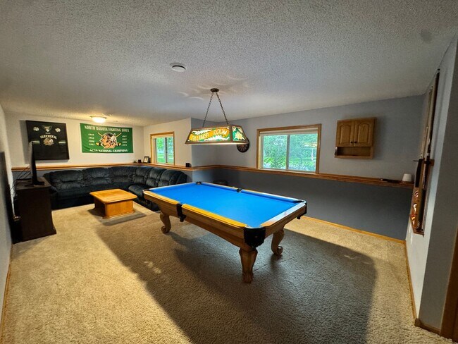 Building Photo - Rent Special!!! Walk To The Lake!