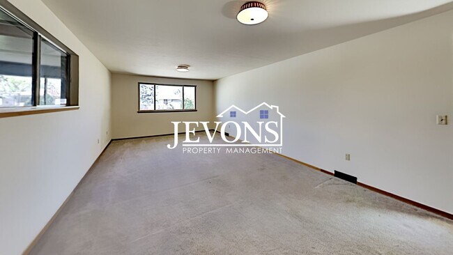 Building Photo - Spacious single-family home with a large f...