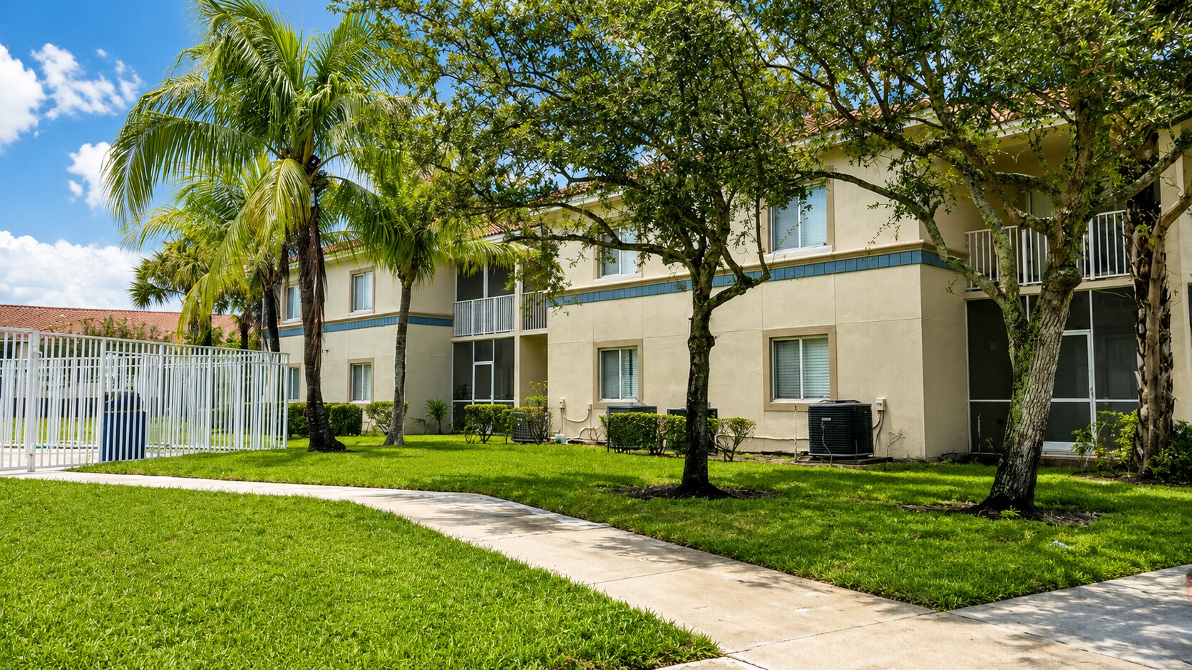 Building Photo - 1103 Golden Lakes Blvd