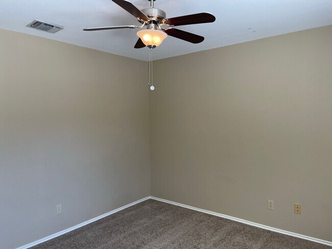 Building Photo - 13731 Oak Pebble
