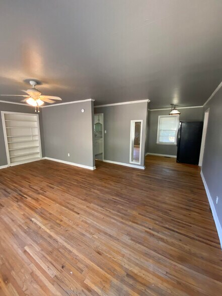 Building Photo - 1116 N Braden Ave