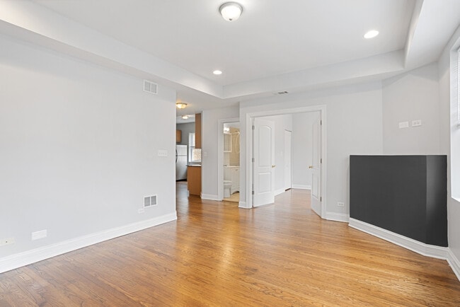 Building Photo - 2015 W Jarvis Ave