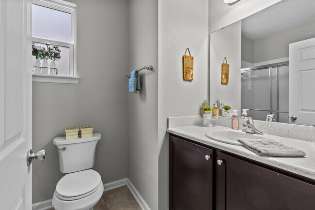 Building Photo - Spacious Home in Prime Location!