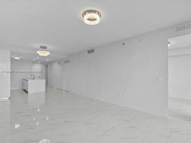 Building Photo - 700 NE 24th St