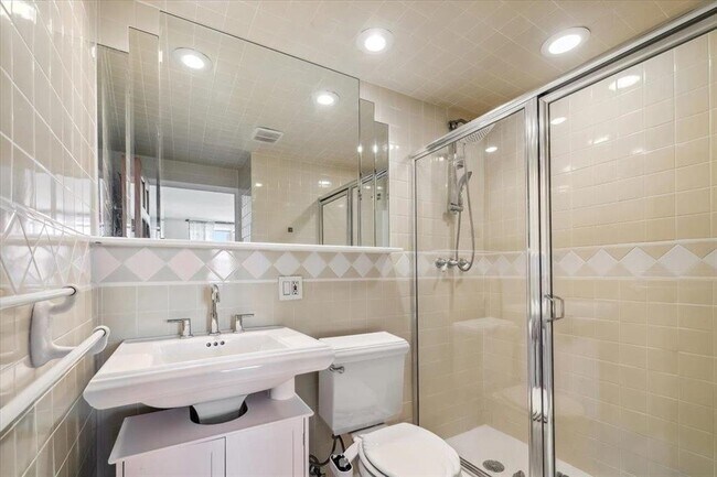 Building Photo - 380 Mountain Rd