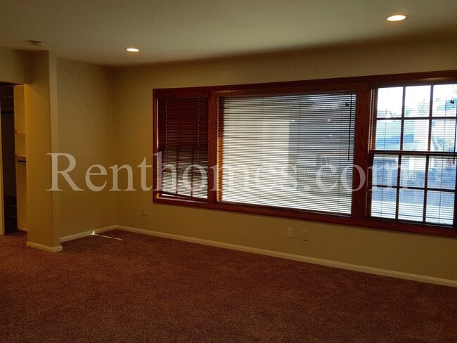 Building Photo - 9929 Via De Oro