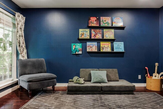 Building Photo - 9101 Heatherwood Dr