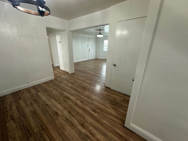 Building Photo - 301 Ainsley Ave