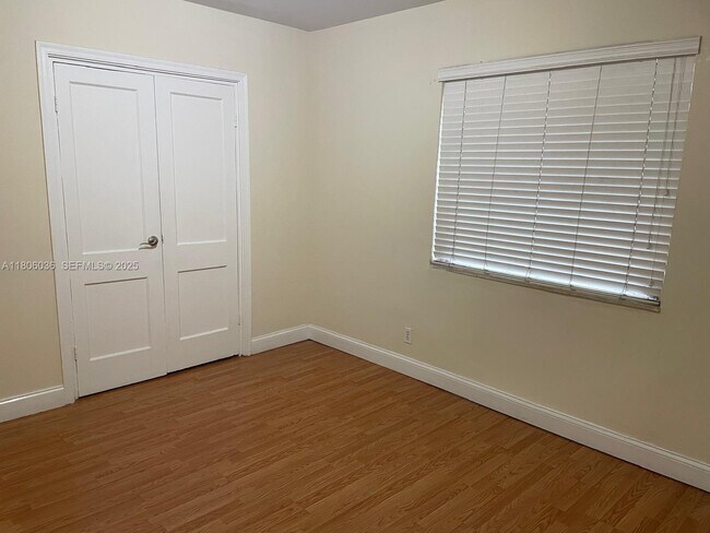 Building Photo - 815 W 40th St