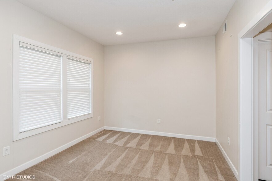 Building Photo - 335 Osona Ln