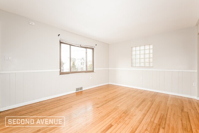 Building Photo - 2015 Plainview Ave