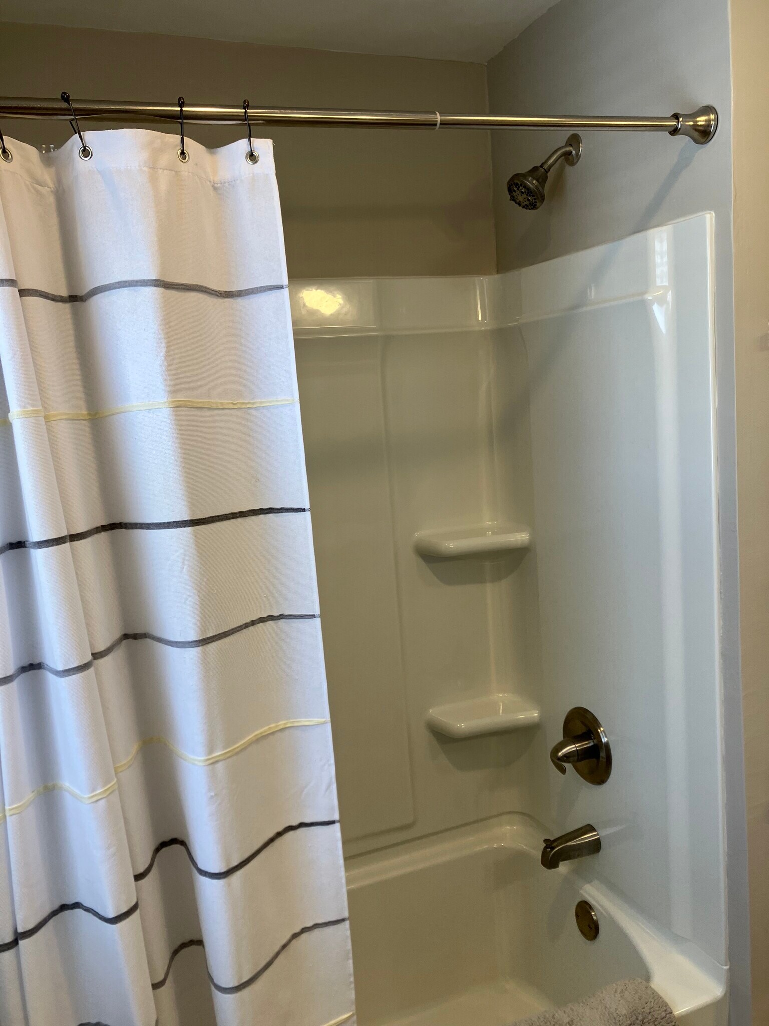 Modern tub / shower combo - 1385 Maricopa Dr
