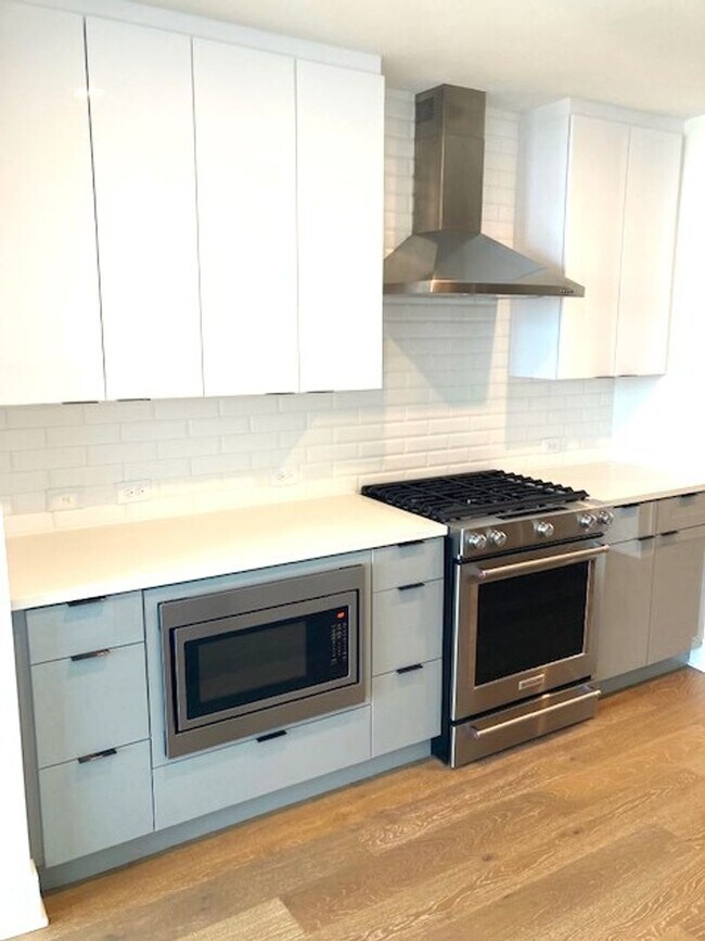 Building Photo - High Rise Condo Living at Its Best!!!!