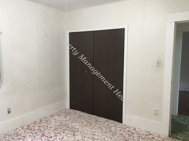 Building Photo - 4 Bedroom 2 Bath Farm House for Rent