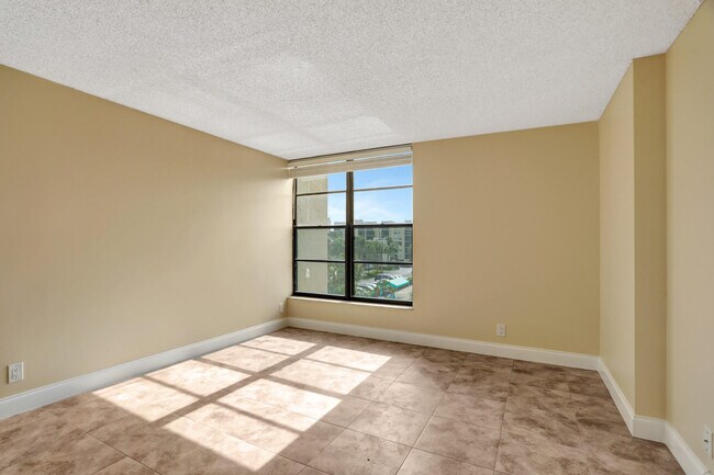 Building Photo - 3 Royal Palm Way
