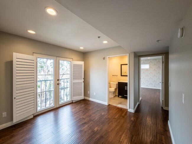 Building Photo - Luxury Living in Toluca Lake!