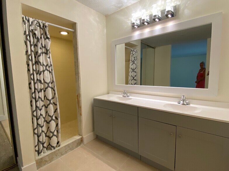 Building Photo - 1116 11th Ln