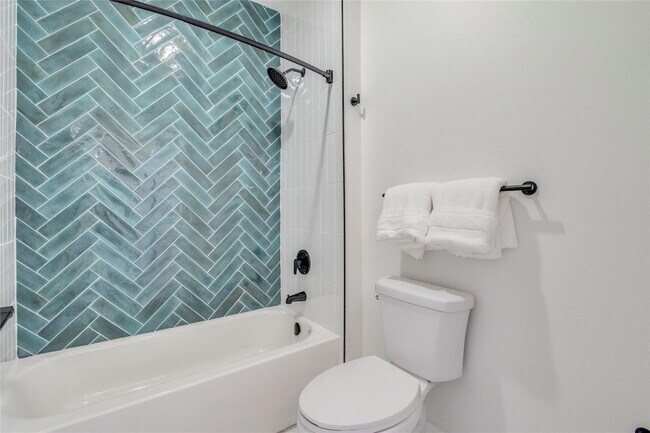 Building Photo - 3000 Duval St