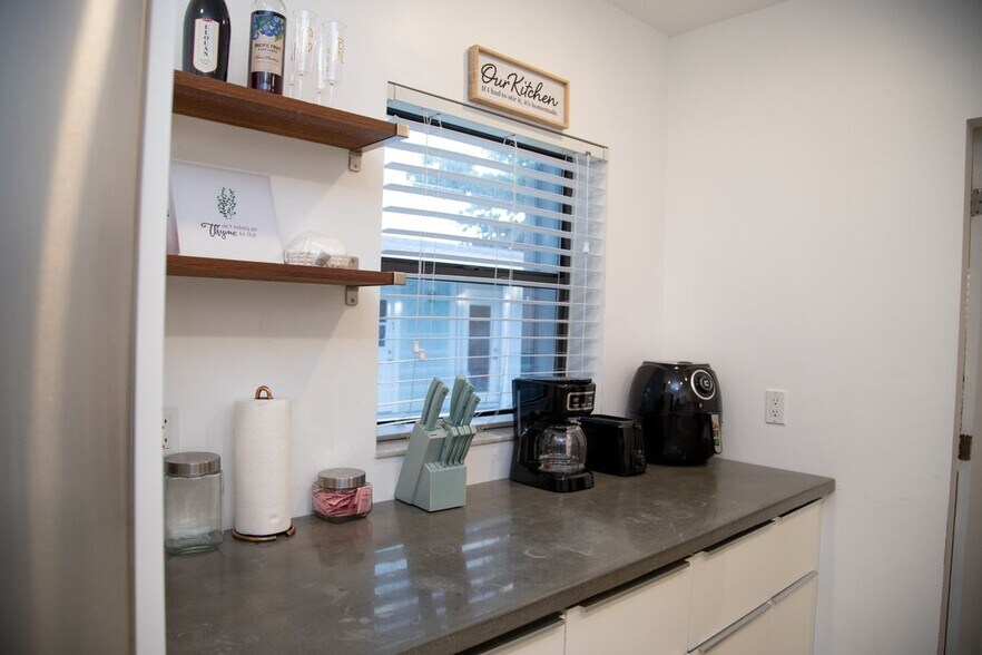 Building Photo - 916 W Drew St